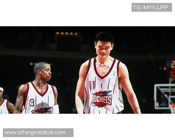 教练对姚明的喜爱之情深厚，展现了篮球界的师徒情谊与合作精神